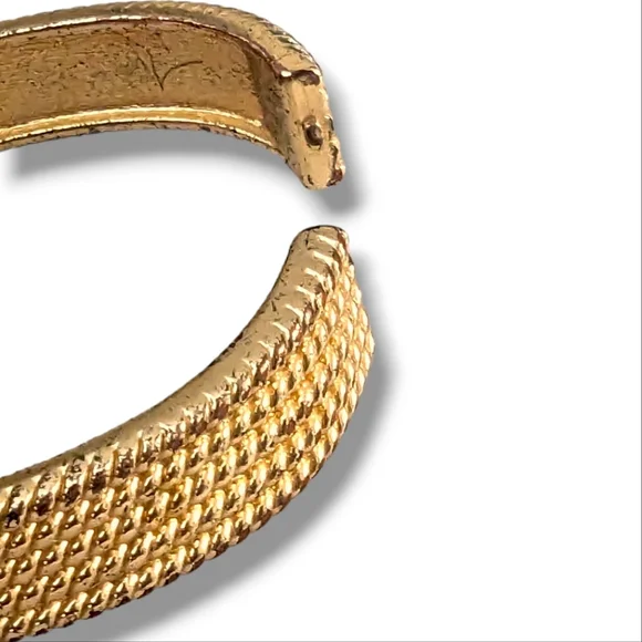 💞Vintage Gold Tone Stacked Coils Hing Clasp Bangle Bracelet - Picture 3 of 5